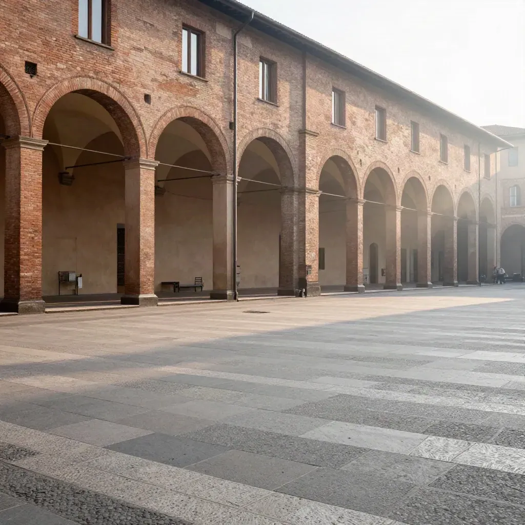 Portici di Bologna al tramonto con piazza vuota e foschia dorata